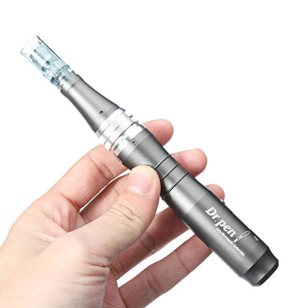 Dr. Pen M8 tenu dans une main pour montrer sa forme et sa taille